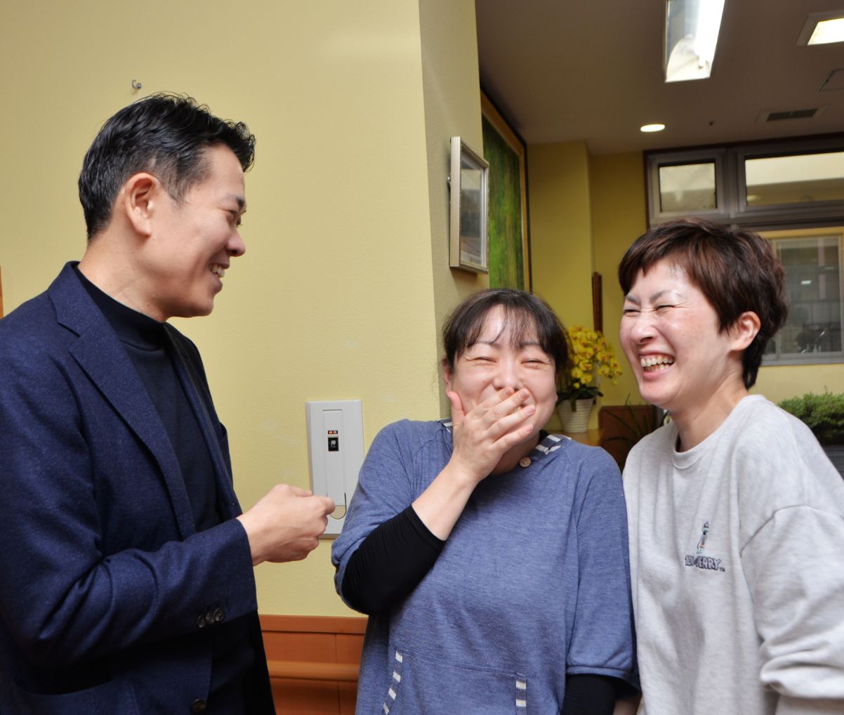 理事長 山本高之がスタッフと交流している様子