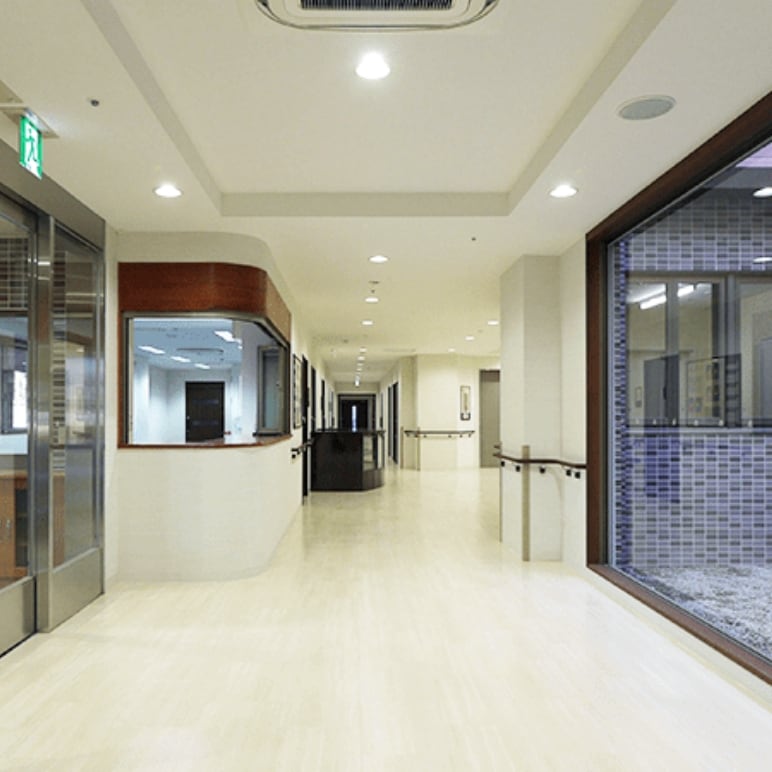 介護施設内の明るく整備された館内通路