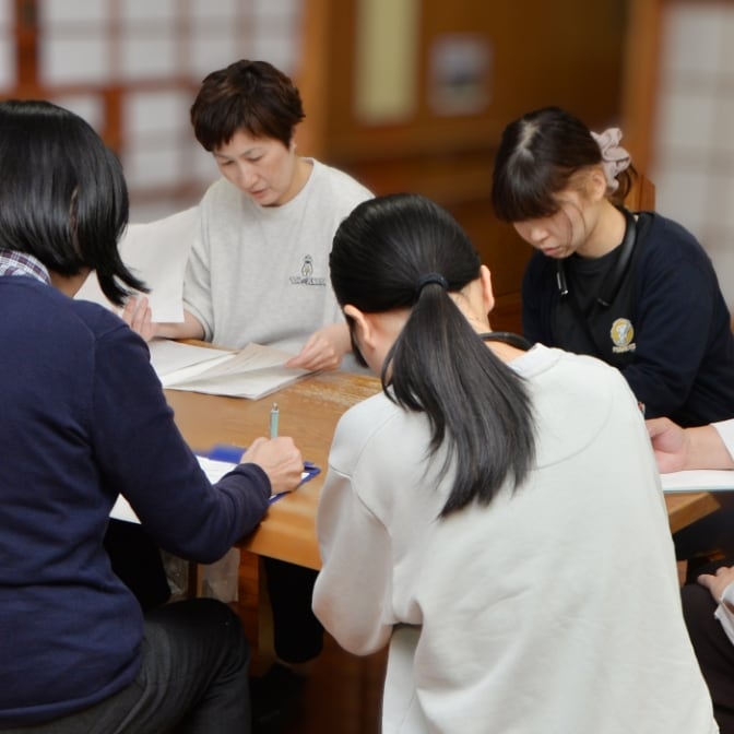 チームで話し合いながら仕事を進める介護施設の職員