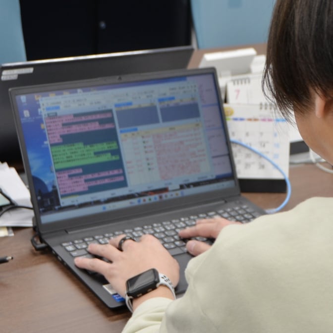 記録や事務作業に取り組む介護施設の職員