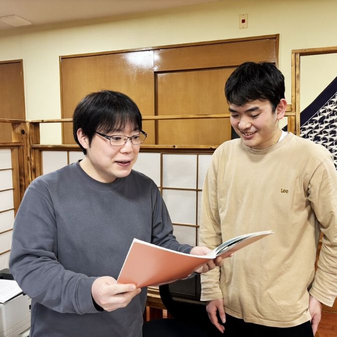 現場で連携しながら業務を行う介護施設の職員