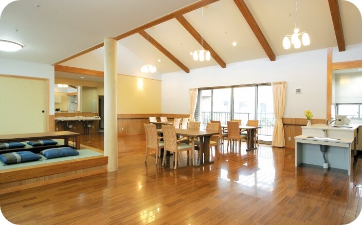 介護施設内の広々とした共用ホール