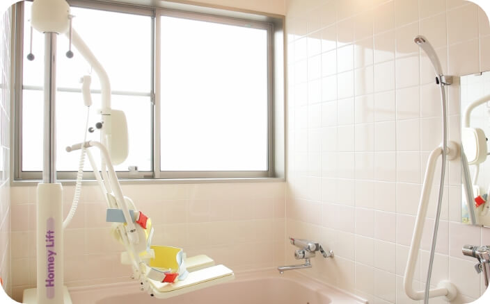 食事やくつろぎの時間を過ごす介護施設内のリビングスペース