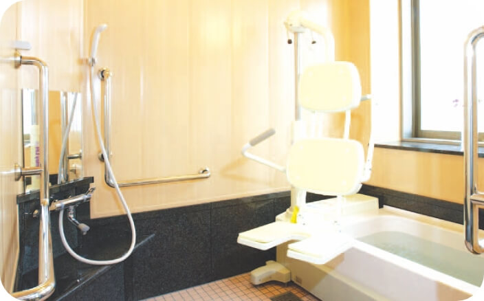 介護が必要な方も安心して利用できる介護施設内の浴室設備