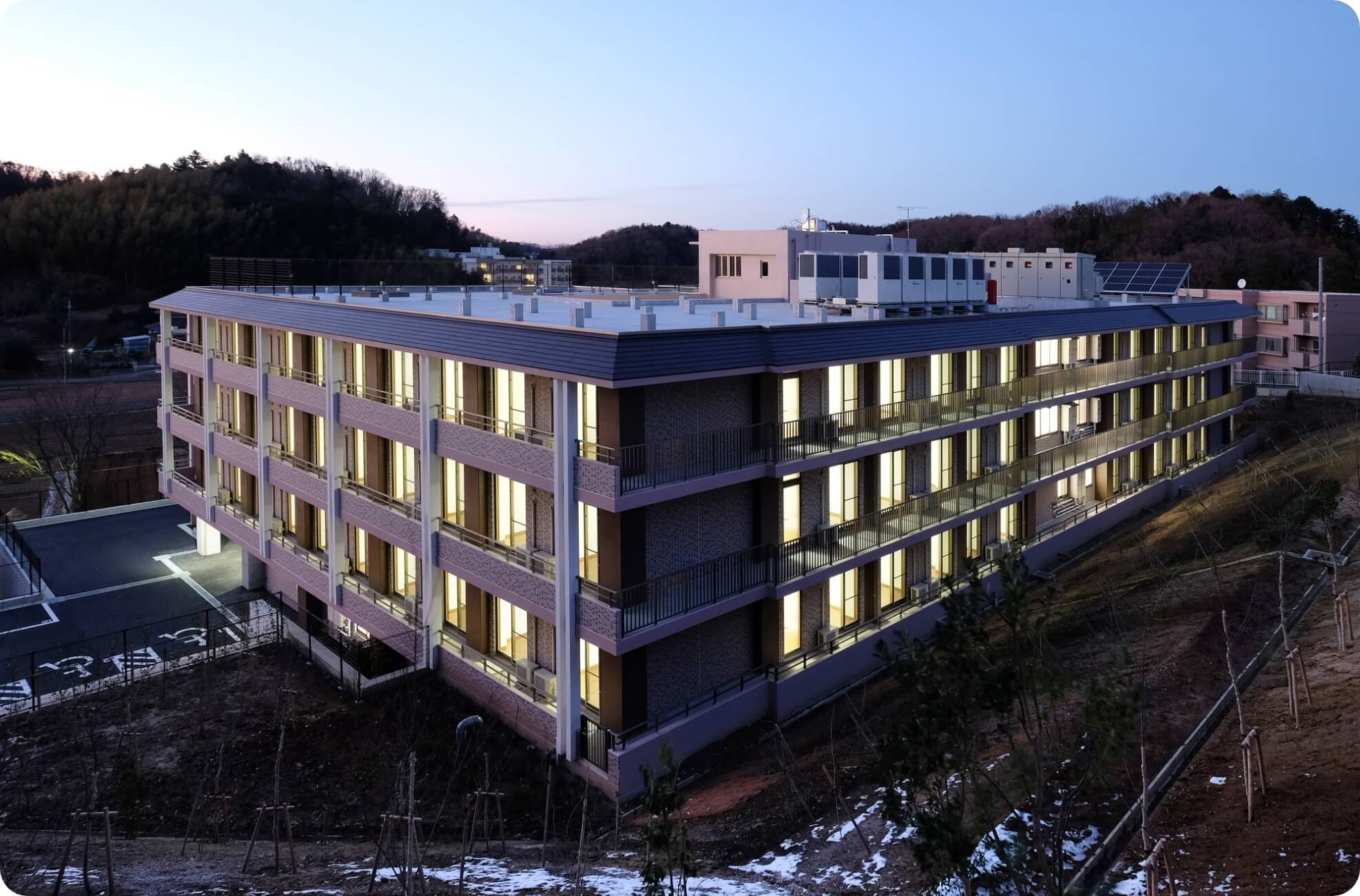 外観東・南側夕景