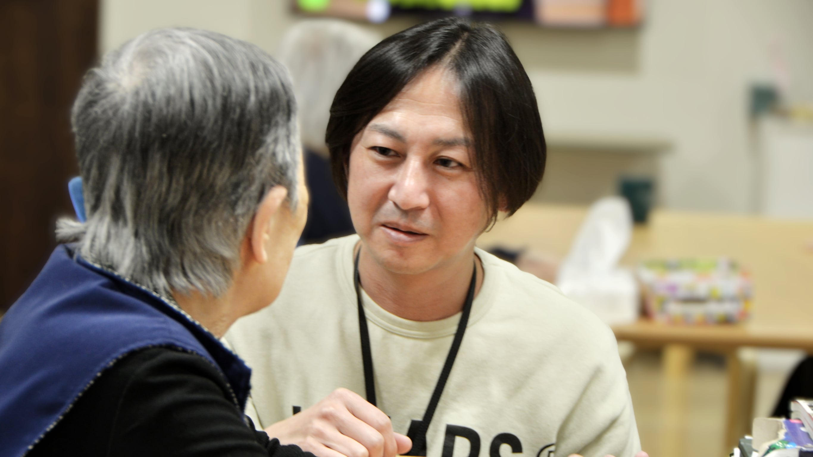高齢者とのコミュニケーションを大切にする介護施設の様子