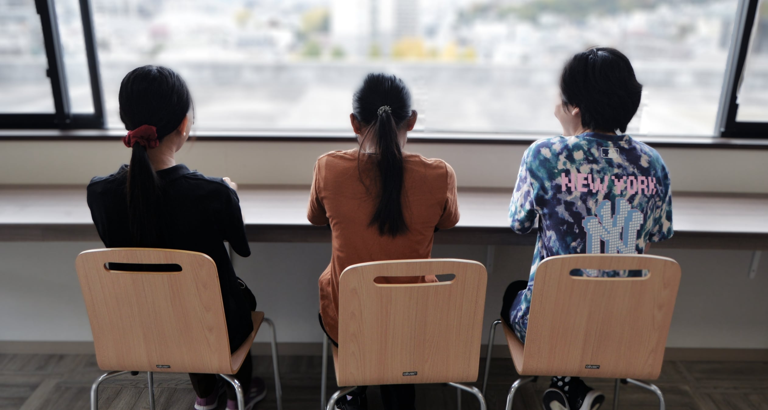 休憩時間に職員同士で過ごす介護施設の職場風景